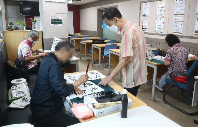 사진은 부산 동구노인종합복지관에서 어르신들이 서예 등 취미 생활을 즐기고 있다. 사진은 기사와 관련없음. 부산일보DB