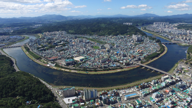 남강이 굽이쳐 흐르는 진주시 전경. 진주시 제공