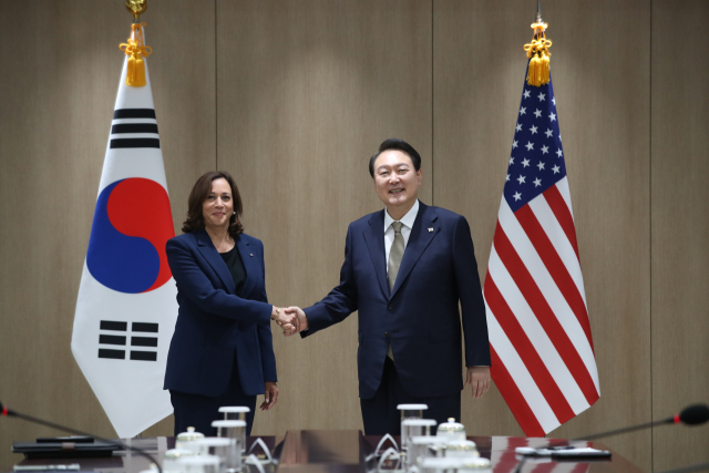 윤석열 대통령이 29일 오전 서울 용산 대통령실 청사에서 카멀라 해리스 미국 부통령을 접견, 악수하고 있다. 연합뉴스