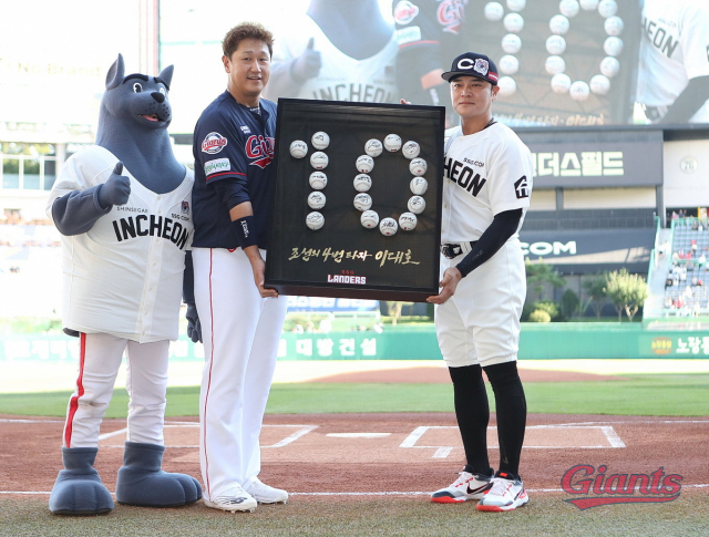 롯데 자이언츠는 이대호의 등번호 ‘10번’을 구단 두 번째 영구결번으로 지정하기로 결정했다. 롯데 자이언츠 제공