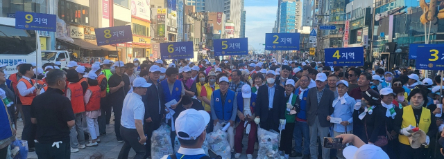 국제로타리 3661지구는 27일 해운대 동백섬, 해운대해수욕장, 옛 해운대역 앞 이벤트홀 등에서 환경플로깅 행사를 했다.