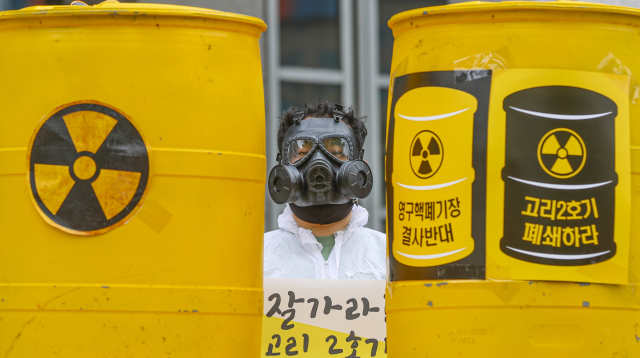 정부와 한국수력원자력(한수원)이 부산 고리원자력발전소 부지 안에 고준위 방사성 폐기물인 ‘사용후핵연료’의 지상 저장시설을 2030년까지 건립할 계획인 것으로 28일 확인됐다. 부산환경운동연합 등 시민단체 회원이 올해 4월 부산시청 앞에서 고리원전 2호기 수명 연장과 영구 핵폐기장 추진을 규탄하는 구호를 외치고 있다. 김종진 기자 kjj1761@
