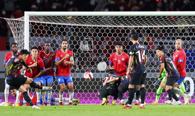 한국 축구 대표팀 손흥민이 지난 23일 고양종합운동장에서 열린 코스타리카와의 평가전에서 프리킥으로 동점골을 넣고 있다. 연합뉴스