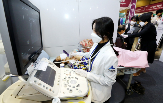 국내 최대 규모 의료관광 전시회인 부산국제의료관광컨벤션이 30일 부산 벡스코에서 막을 올린다. 지난해 행사 당시 시민들이 체험 부스에서 의료 상담과 검진을 받는 모습. 부산일보DB