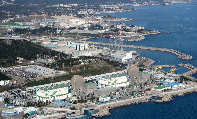 헬기에서 바라본 고리 3·4호기와 신고리 1·2·3·4호기의 모습. 부산일보DB