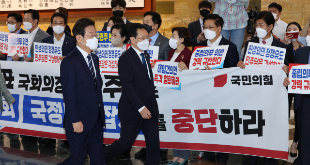 29일 국회 로텐더홀에서 박진 외교부장관 해임 건의안 상정에 항의하는 국민의힘 의원들 앞으로 더불어민주당 이재명 대표 등이 본회의장으로 입장하고 있다. 연합뉴스