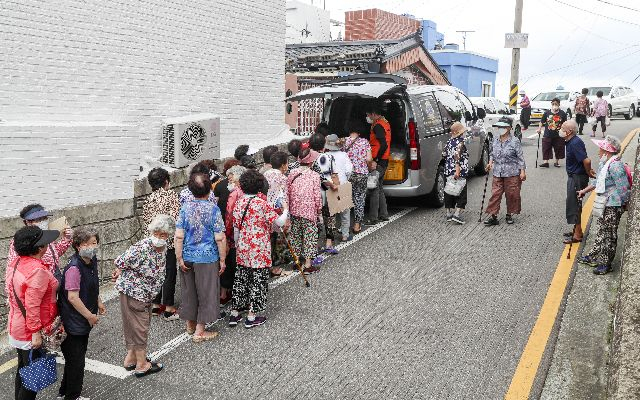 사진은 무료도시락 나눔 차량에서 어르신들이 줄지어 도시락을 받아 가고 있는 모습. 부산일보DB