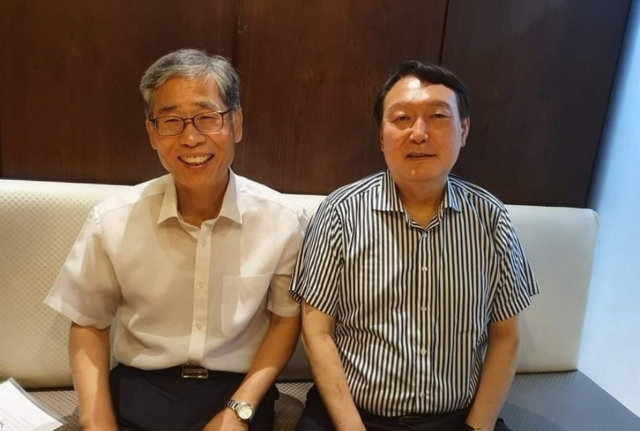 윤석열 대통령과 신평 변호사. 연합뉴스