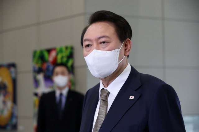 윤석열 대통령이 29일 오전 서울 용산 대통령실 청사로 출근, 기자들과 질의응답을 하고 있다. 연합뉴스