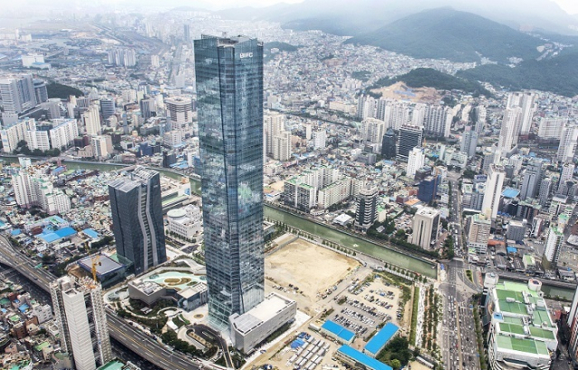 주택도시보증공사가 입주한 부산국제금융센터(BIFC) 전경. 부산일보 DB