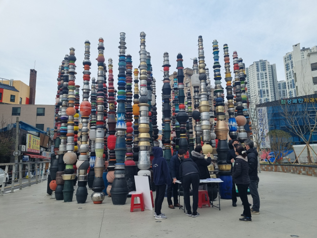 올해 2월 19일 초량살림숲 이전을 촉구해 온 주민 모임인 '초량천을 가꾸는 사람들'이 부산 동구 초량천 '초량살림숲' 조형물 앞에서 조형물 이전·철거 서명운동을 벌이고 있다. 부산일보 DB