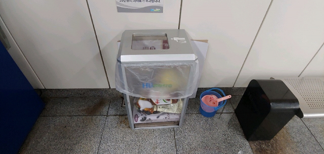 부산 도시철도를 타고 이동하며 승강장 휴지통에 2차례 불을 지른 50대 남성이 경찰에 붙잡혔다. 범행이 이뤄진 도시철도 승강장 휴지통 모습. 부산경찰청 제공