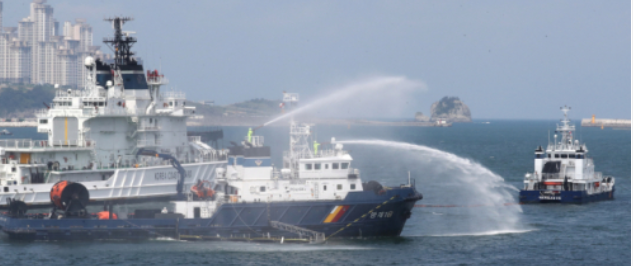 2021년 6월 29일 부산 영도구 부산해양경찰서 앞 해상에서 실시된 선박 충돌사고로 인한 기름 유출을 가정한 ‘2021년 민관합동 해상방제훈련’ 장면. 부산일보DB