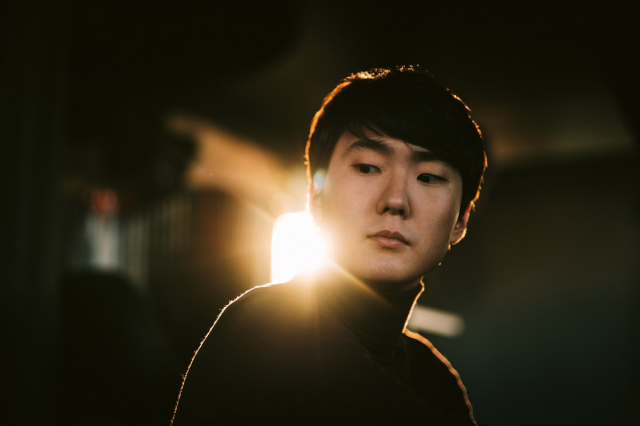 피아니스트 조성진이 오는 7일 부산시민회관 대극장에서 독주회를 연다. ⓒChristoph Kostlin