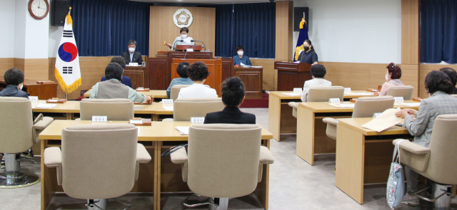 지난달 2일 구민들에게 무료 개방된 동래구의회 본회의장에서 동래구 새마을부녀회 월례회가 진행됐다. 동래구의회 제공