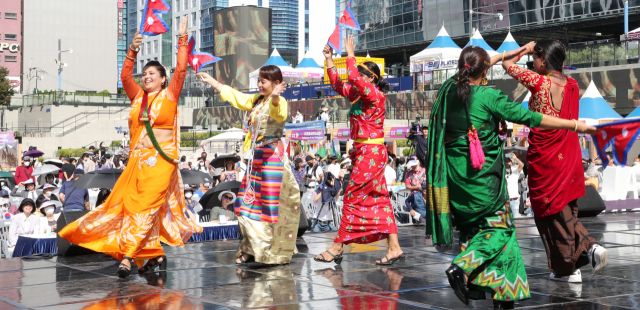 2일 부산 동구 부산유라시아플랫폼 야외광장에서 열린 제17회 부산세계시민축제 민속의상경연에서 참가국 공연팀이 민속공연을 펼치고 있다. 강선배 기자 ksun@