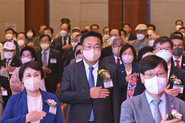 국민의힘 정진석 비상대책위원장이 30일 서울 용산구 백범김구기념관에서 열린 제26회 노인의날 기념식에서 국민의례를 하고 있다. 연합뉴스