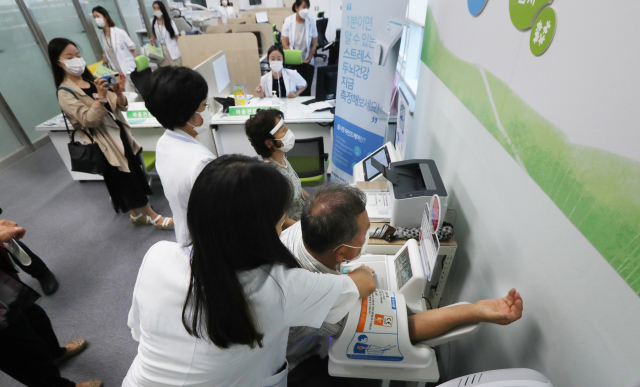 2일은 제26회 ‘노인의 날’이었다. 이날 전국에서 노인에 대한 사회적 관심과 공경 의식을 높이는 기념행사가 열렸다. 부산 동구 행복동구건강생활지원센터에서 건강 진단을 받고 있는 노인들. 부산일보DB