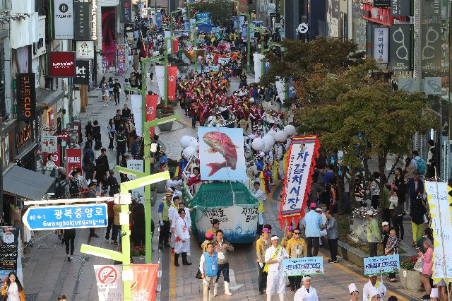 2019년 10월 10일 부산 중구 광복로에서 ‘제28회 부산자갈치축제’ 개막을 알리는 거리퍼레이드가 펼쳐지고 있다. 부산일보DB