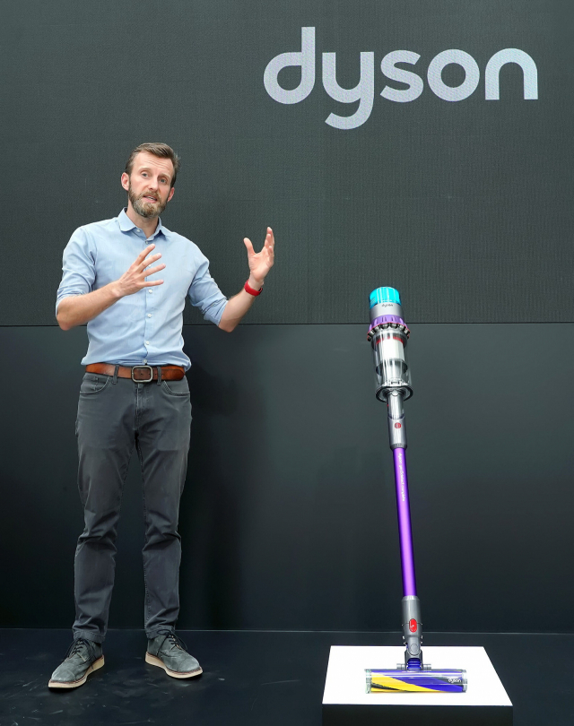 찰리 파크 다이슨 무선 청소기 사업부 총괄 부사장이 무선 청소기 ‘다이슨 젠5 디텍트’를 공개하고 있다. 다이슨코리아 제공