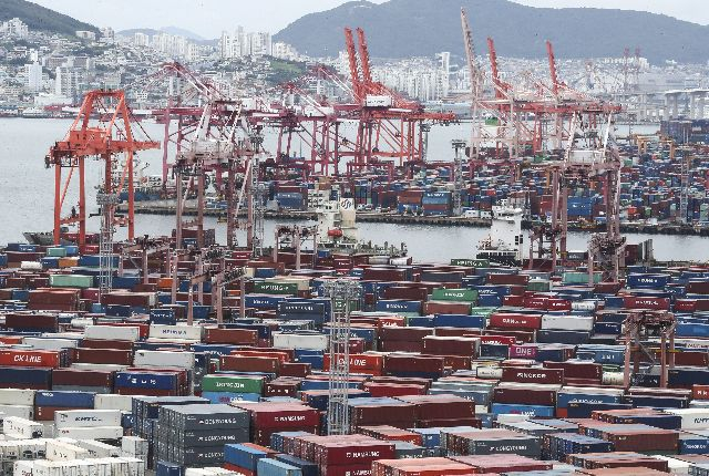 사진은 부산항 신선대와 감만 부두에서 컨테이너 하역작업이 진행되고 있다. 부산일보DB