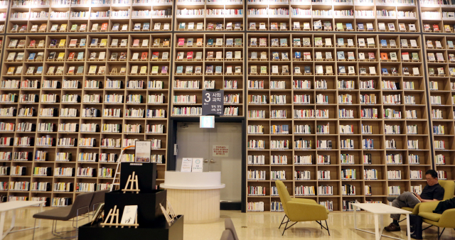 2018년 4월 창원시 마산회원구에 있는 옛 구암중학교 체육관을 증축해서 만든 ‘창원 지혜의 바다 도서관’. 부산일보DB