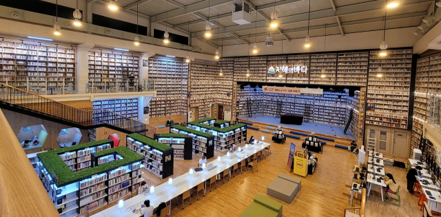2018년 4월 창원시 마산회원구에 있는 옛 구암중학교 체육관을 증축해서 만든 ‘마산 지혜의 바다 도서관’. 부산일보DB