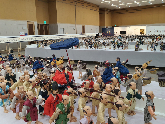 조선통신사 기록물 유네스코 등재 5주년을 맞아 한지 인형 4000여 점으로 재현한 '등성행렬도'를 전시한다. 부산문화재단 제공