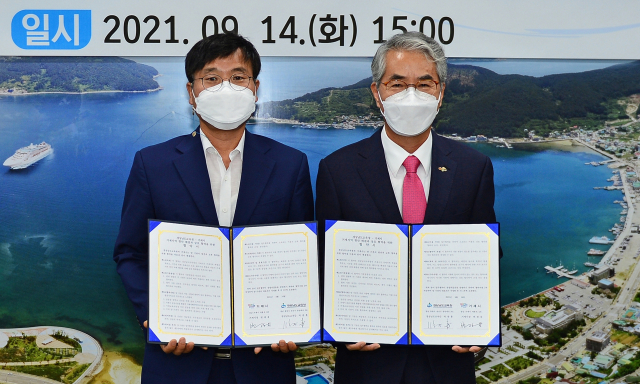 2021년 9월 14일 박종훈 교육감(오른쪽)과 변광용 전 거제시장이 지혜의 바다 도서관 설립을 위한 업무협약(MOU)을 체결했다. 부산일보DB
