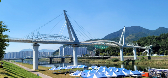 지역 명소로 탈바꿈시키기 위한 다양한 ‘활성화 사업’이 예산 미확보로 시행 초기부터 어려움을 겪고 있는 양산천 구름다리 전경. 김태권 기자