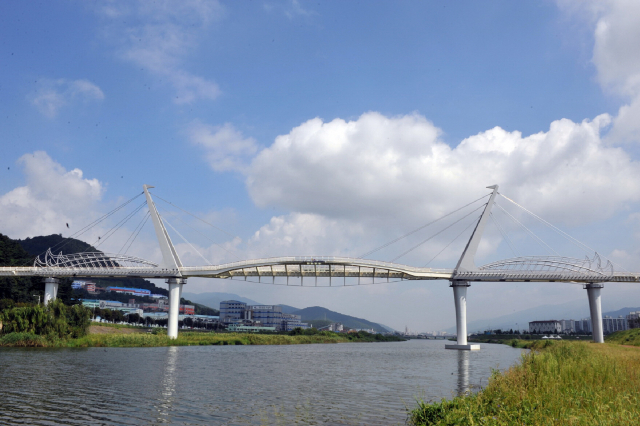 지역 명소로 탈바꿈시키기 위한 다양한 ‘활성화 사업’이 예산 미확보로 시행 초기부터 어려움을 겪고 있는 양산천 구름다리 전경. 양산시 제공