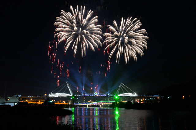 지역 명소로 탈바꿈시키기 위한 다양한 ‘활성화 사업’이 예산 미확보로 시행 초기부터 어려움을 겪고 있는 양산천 구름다리 전경. 양산시 제공