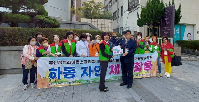 부산정심라이온스클럽(회장 김금옥)은 지난달 28일 경남 하동 일원에서 부산지역 발달장애인들의 밤줍기 체험, 축제참가 등을 도와주는 봉사활동을 펼쳤다.