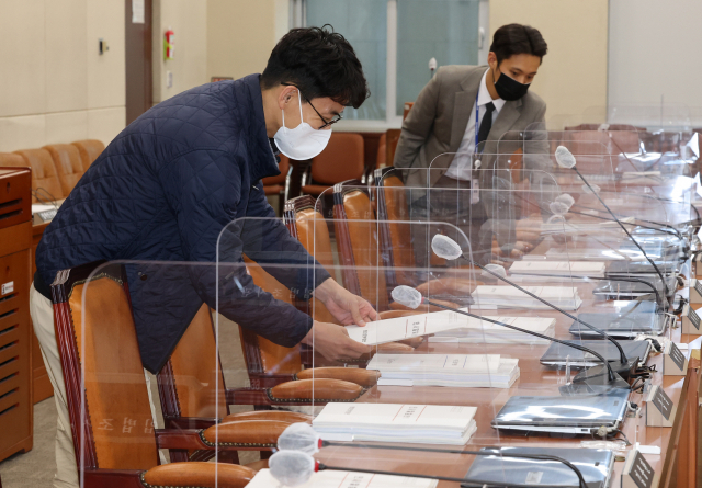 2022년도 국정감사를 하루 앞둔 3일 국회 행정안전위원회 회의실에서 관계자가 여야 의원 자리에 국감 자료를 올려 놓고 있다. 김종호 기자 kimjh@