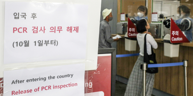 해외 입국자 PCR검사 의무가 해제되자 3일 김해국제공항 코로나19 검사센터가 한산한 모습이다. 김종진 기자 kjj1761@