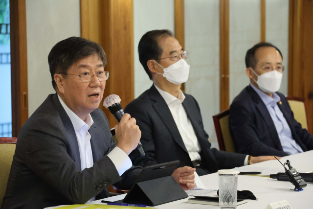 김대기 대통령비서실장이 국회 국정감사를 하루 앞둔 3일 서울 종로구 총리공관에서 국민의힘 '정진석·주호영' 투톱 체제 출범 후 두 번째로 열린 고위 당정협의회에서 발언하고 있다. 연합뉴스