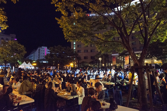 부산 맥주 축제의 맏형인 허심청브로이 옥토버페스트가 3년 만에 부활한다. 2019년 마지막으로 열렸던 축제 당시 인파의 모습. 호텔농심 제공