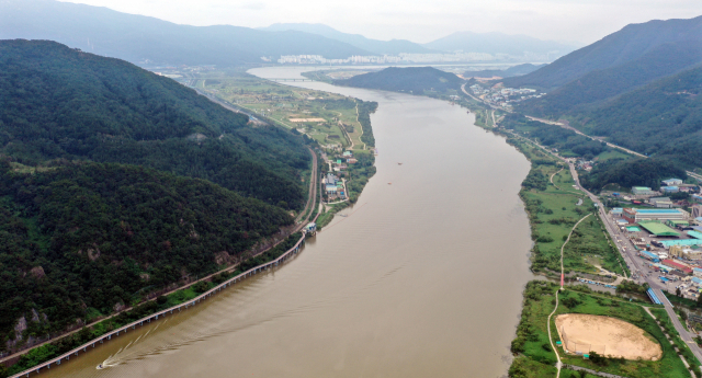 올여름 부산의 주요 취수장에 두 달 가까이 지속적으로 4등급 이하 수질의 원수가 공급된 것으로 확인됐다. 물금과 매리 취수장 일대 상공에서 바라본 낙동강의 모습. 정종회 기자 jjh@