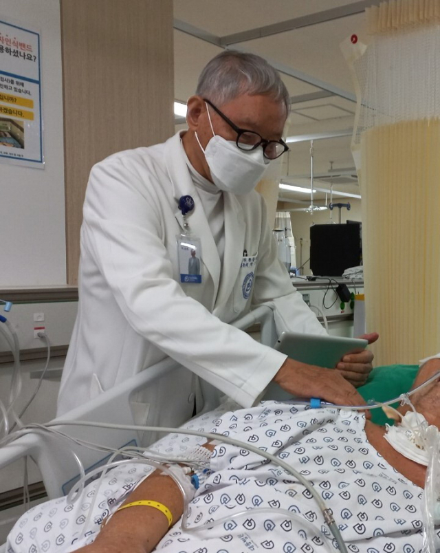박성환 병원장이 중환자실에서 환자를 돌보고 있는 모습. 대동병원 제공