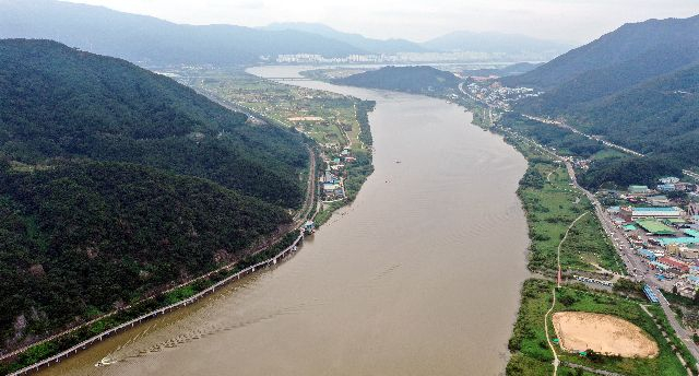 부산의 주 식수원인 낙동강 원수를 채취하는 물금취수장과 매리취수장 일대 상공에서 바라본 낙동강의 모습. 부산일보DB