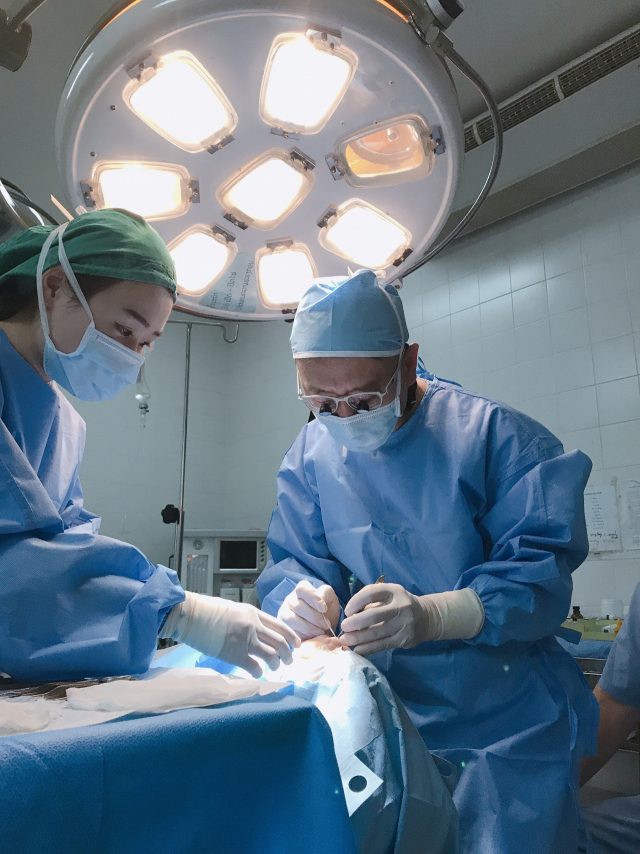 라오스 현지에서 구순구개열 어린이 환자를 대상으로 의료봉사를 하고 있는 배용찬 교수. 부산대병원 제공