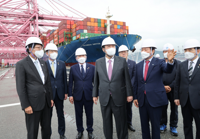 부울경 메가시티는 윤석열 대통령의 대선공약으로, 내년도 예산안에 부울경 초광역협력 사업비 2082억 원이 반영됐다. 올 8월 부산항신항을 시찰하는 윤 대통령. 부산일보DB