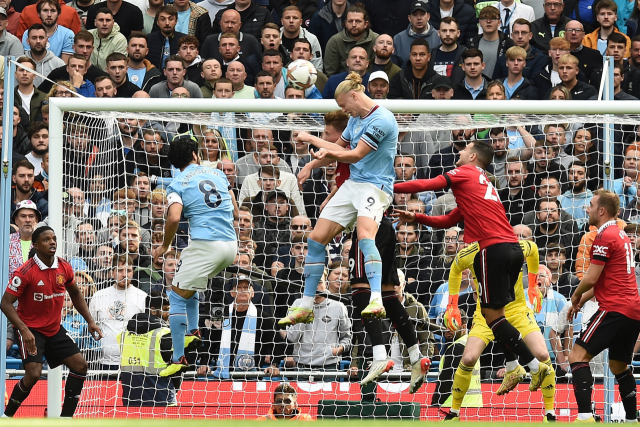 맨체스터 시티 엘링 홀란(왼쪽 세 번째)이 잉글랜드 프리미어리그 최초로 홈 3경기 연속 해트트릭을 기록했다. 2일 맨체스터 유타이티드와의 홈 경기에서 헤딩 골을 터트리는 홀란. EPA연합뉴스