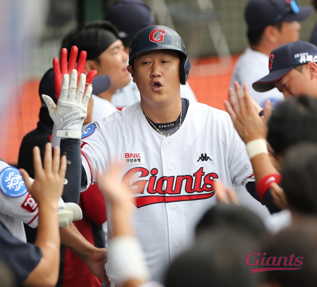 롯데 자이언츠 이대호는 3일 부산 사직구장에서 열린 두산 베어스와의 홈 경기에서 5회 2점 홈런을 날리며 올 시즌 100타점 고지에 올랐다. 이대호는 자신의 통산 7번째 100타점 기록을 은퇴 시즌에 달성하며 KBO 리그 최고 타자의 면모를 드러냈다. 롯데 자이언츠 제공