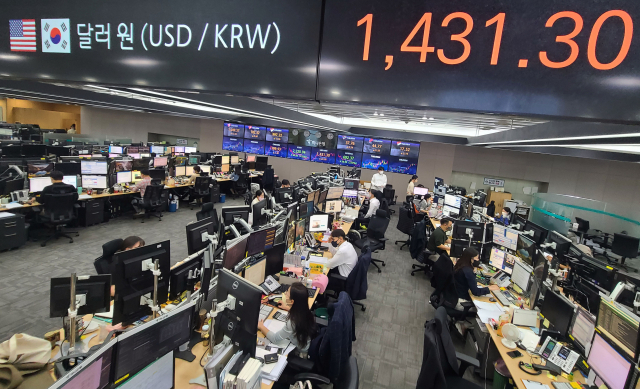 서울 중구 하나은행 딜링룸에서 직원들이 분주히 움직이고 있다. 연합뉴스