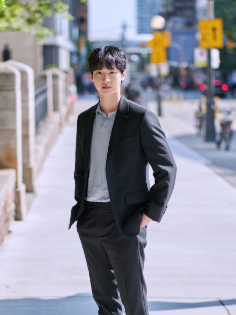 배우 장동윤이 영화 ‘늑대사냥’으로 영화마을 나들이에 나섰다. 더콘텐츠온 제공