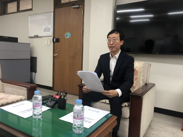 김동현 부산시교육청 감사관이 4일 오전 부산시교육청에서 김석준 전 교육감의 직권남용 관련 특별감사 결과를 발표하고 있다. 이대진 기자 djrhee@