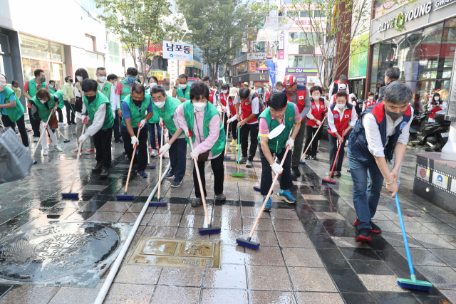중구청, 부산국제영화제 전야제 대비 대청결 활동 실시