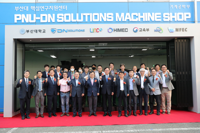 부산대학교(총장 차정인)는 지난달 30일 글로벌 공작기계 제조·판매사인 디엔솔루션즈와 ‘PNU-DN솔루션즈 머신샵’ 공간을 마련하고, ‘산학협력 활성화를 위한 업무협약 체결 및 장비 기증식’을 개최했다.