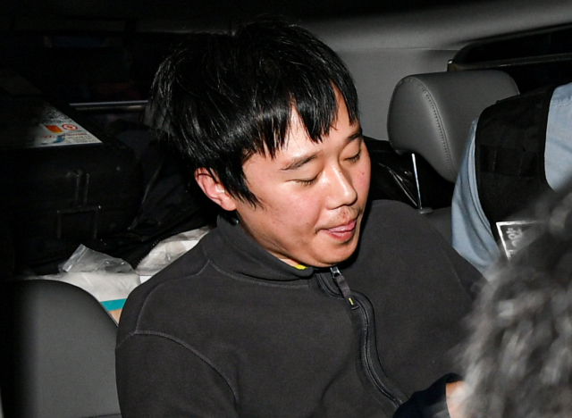 지난달 21일 신당역 살해 피의자 전주환이 남대문경찰서에서 검찰로 이송되고 있다. 경찰은 신당역 여자 화장실에서 스토킹하던 20대 여성 역무원을 살해한 혐의로 구속한 전주환을 검찰로 송치했다. 연합뉴스